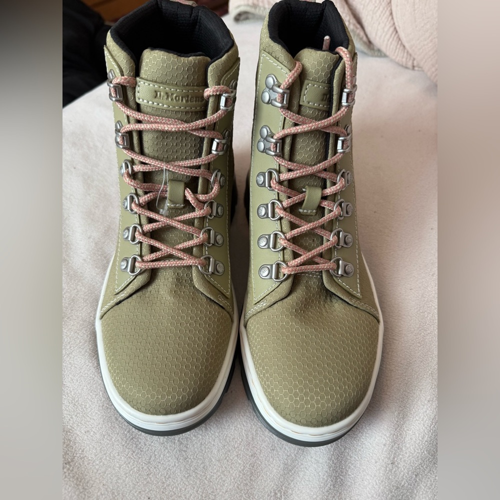 Brand New Dr. Martens Combs Women Poly & Leather Pale Olive Lace-Up Boots, Sz 7 - Picture 7 of 9
